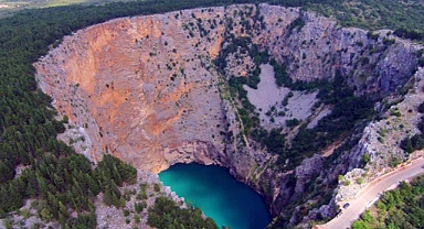 Nature’s Deepest Chasms: 12 of the World’s Most Breathtaking Sinkholes
