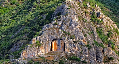 The Enigma of Kapilikaya: Turkey’s Forgotten Rock Tomb