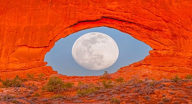 Moonlit Vision: Full Moon Aligns Perfectly with Utah’s Iconic Rock Arch