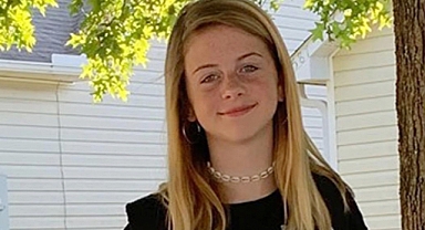 Unexpected Guest Crashes Middle Schooler's Back-to-School Photo