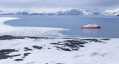 Antarctica’s Perfect Illusion: The Volcanic Island with a Perfectly Straight Shoreline